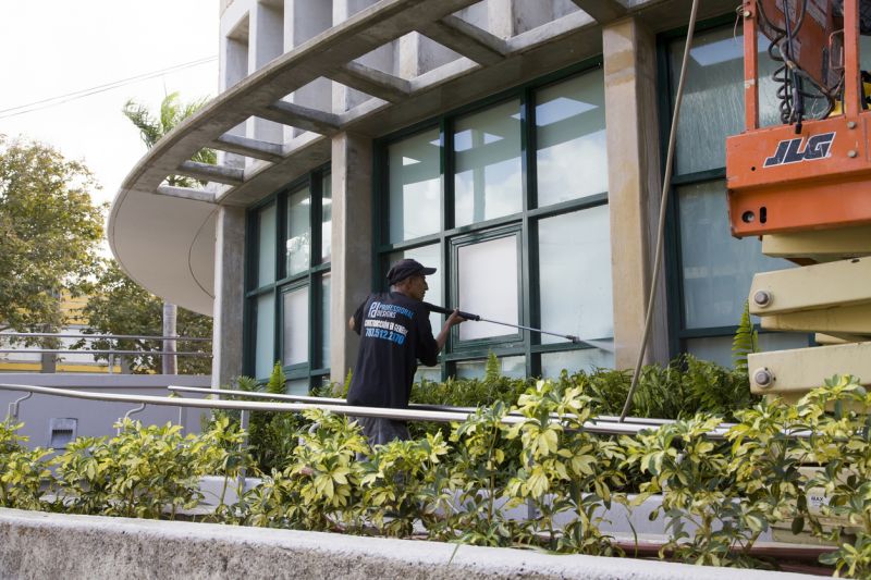Window and Glass Surface Cleaning